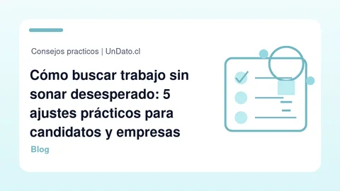 Portada editorial con una persona revisando un currículum y anotando ideas para una búsqueda laboral ordenada
