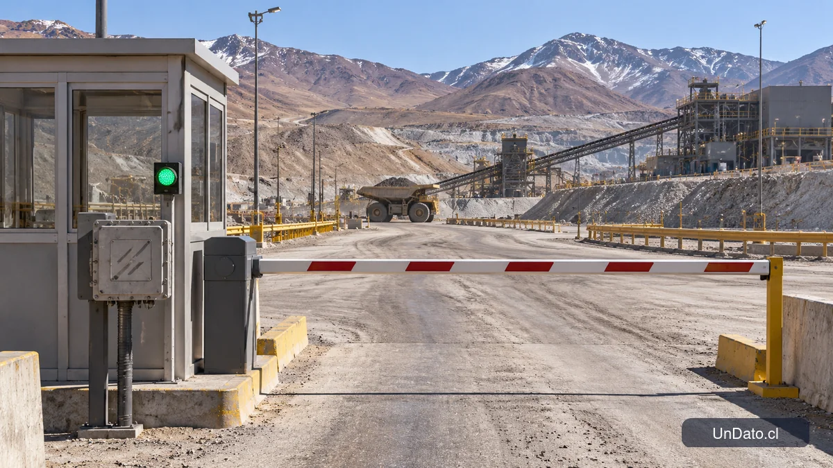 Acceso a una faena minera con barrera de seguridad y panel de inspección antes de reanudar las labores.