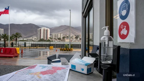 Acceso a un centro de trabajo con señalética sanitaria, alcohol gel, mascarillas y un mapa de zonas afectadas.
