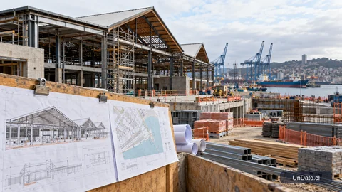 Obras de reconstrucción de un mercado urbano en Talcahuano con planos y materiales de construcción