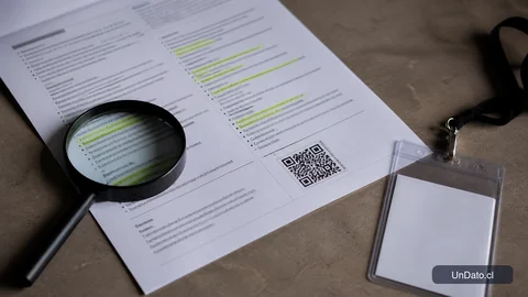 Aviso de empleo impreso con requisitos destacados, una lupa, un código QR de postulación y una credencial de acceso