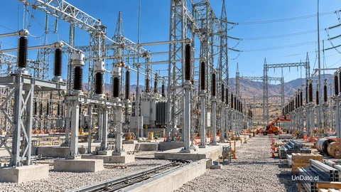 Subestación eléctrica con estructuras metálicas y equipos de alta tensión en una ampliación de infraestructura.