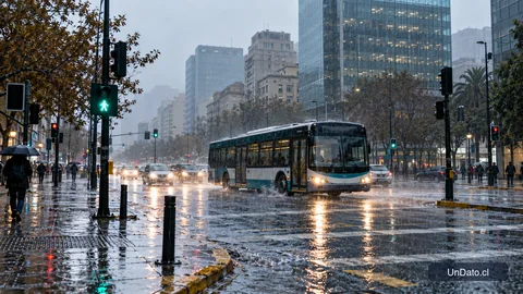 Calle urbana chilena bajo lluvia intensa con un bus avanzando lentamente y señalización visible.
