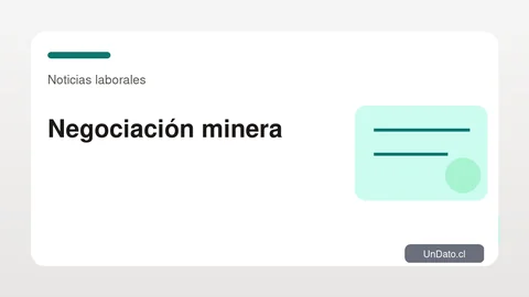 Acceso señalizado a una operación minera con instalaciones industriales al fondo